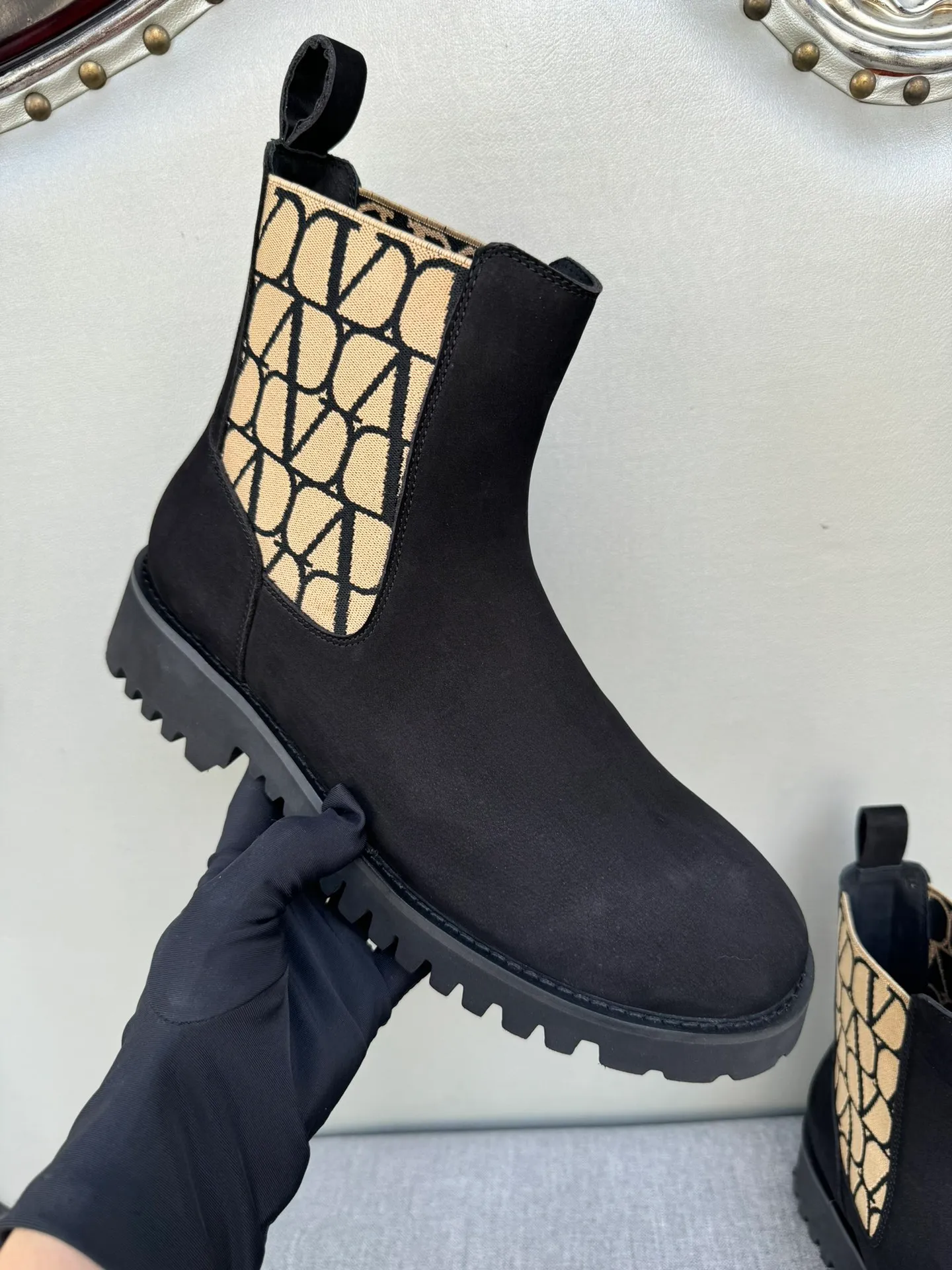 [Valentino] Top P: 1000💰 Size: Men 39-44 (45 customized) Valentino VLTN casual shoes 2025 latest winter series, original 1:1 development Casual men's leather shoes Made with heavy investment, shoes and boots are made of imported cowhide that is not easy to deform, black cowhide lining, original foam outsole, black open edge beads, black suede, brown suede Factory craftsmanship, perfect products are only prepared for you who know taste! Any comparison is welcome!